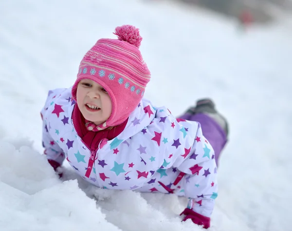 Porträt eines glücklichen Mädchens im Winterspaß, Schnee, Familienrodeln — Stockfoto