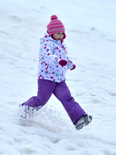 Портрет счастливой девочки в зимней забаве, снегу, семейных санях — стоковое фото