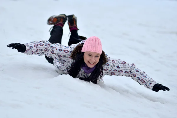 Sledding, diversão de inverno, neve, trenó de família — Fotografia de Stock