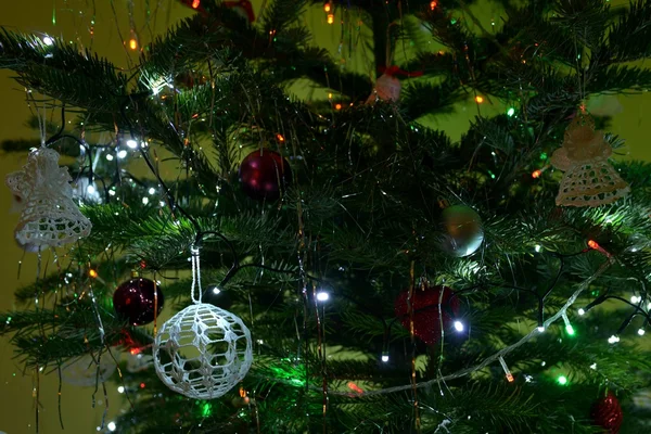 Fond de Noël de lumières déconcentrées avec arbre décoré — Photo