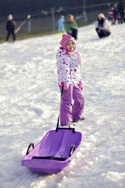 Rodelen, winter fun, sneeuw, familie rodelen — Stockfoto