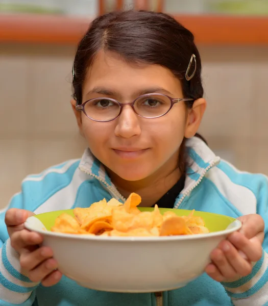 Een meisje met een eetlust voor het eten dessert — Stockfoto