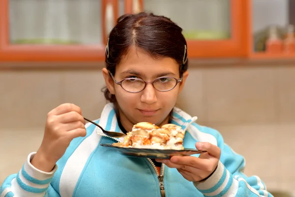 A girl with an appetite for eating dessert — Stock Photo, Image