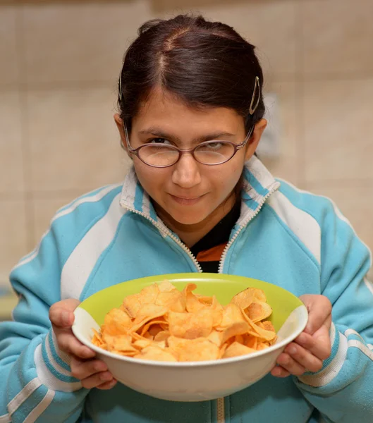 Una chica con apetito por comer postre —  Fotos de Stock