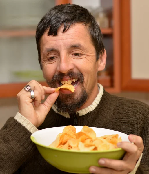 Retrato de jovem morena comendo batatas fritas — Fotografia de Stock