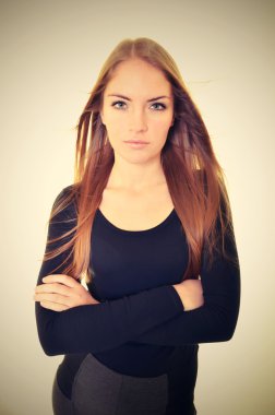 Gülümseyen güzel bir kadının portresi.