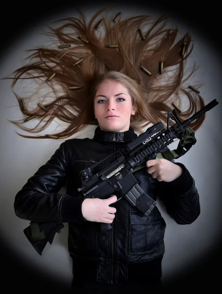 Woman with a gun — Stock Photo, Image