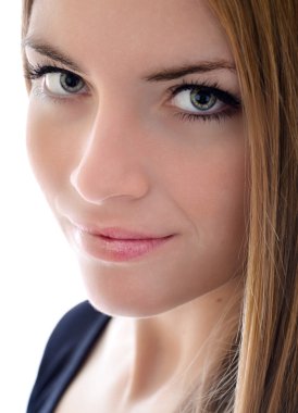 Gülümseyen güzel bir kadının portresi.