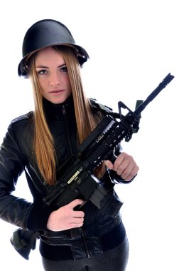 Silahlı bir kadın.