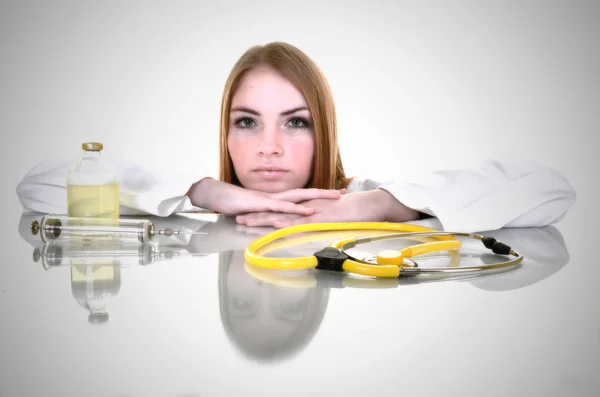 Retrato de feliz bem sucedido médico feminino — Fotografia de Stock