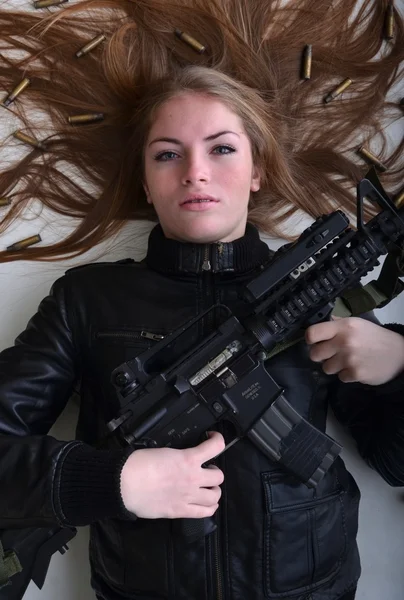 Kobieta z pistoletem — Zdjęcie stockowe