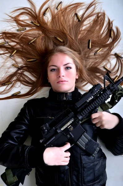 Woman with a gun — Stock Photo, Image