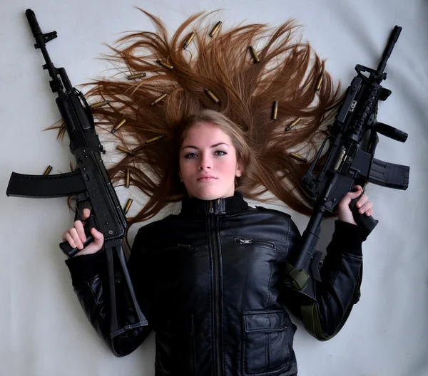 Mujer con dos armas — Foto de Stock