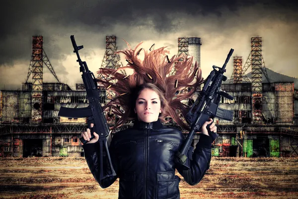 Mujer con un arma —  Fotos de Stock