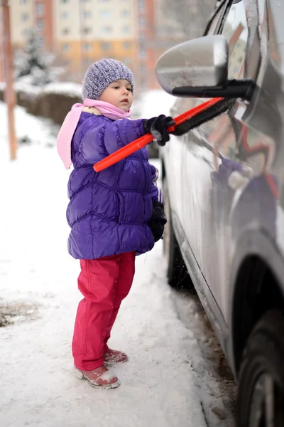 Baby reinigen van de auto van sneeuw — Stockfoto