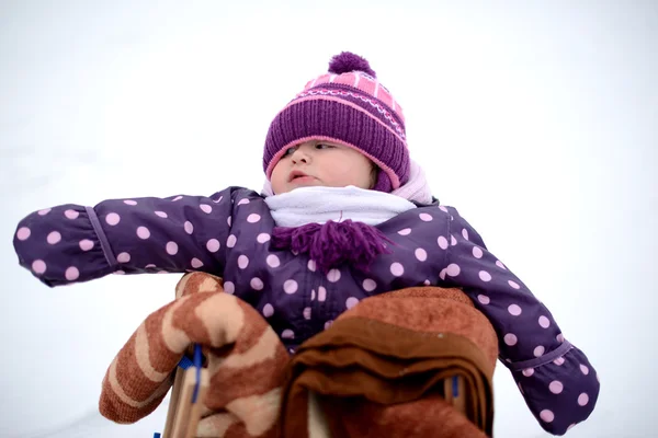 Ребенок едет вниз по холмам зимой — стоковое фото