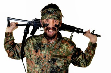 kızgın askerin silahı beyaz zemin üzerine