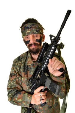 kızgın askerin silahı beyaz zemin üzerine