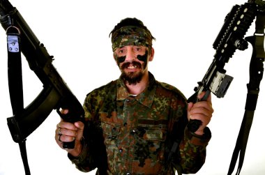 kızgın askerin silahı beyaz zemin üzerine