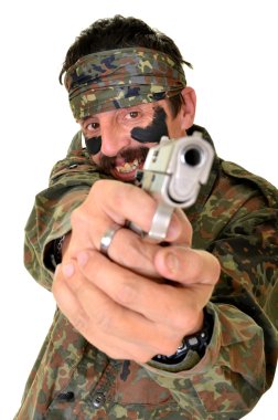 kızgın askerin silahı beyaz zemin üzerine