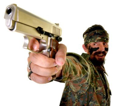 kızgın askerin silahı beyaz zemin üzerine