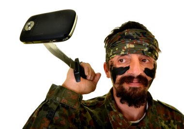 Adam asker kırık cep telefonu ile