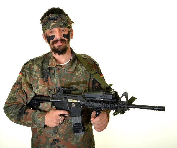 Arrabbiato soldato tenendo pistola su sfondo bianco — Foto Stock