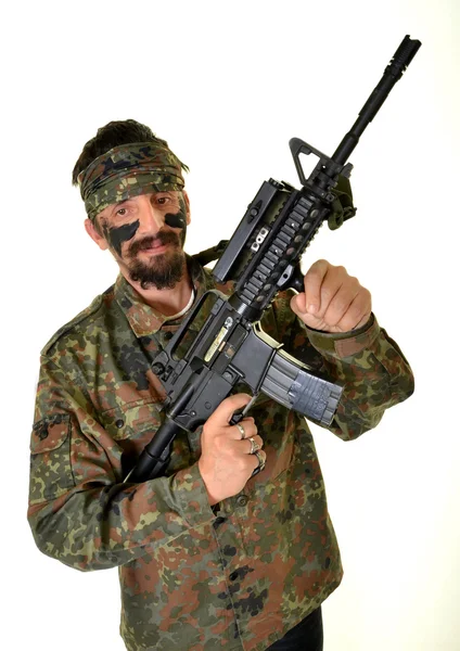 Vred soldat holder pistol på hvid baggrund - Stock-foto