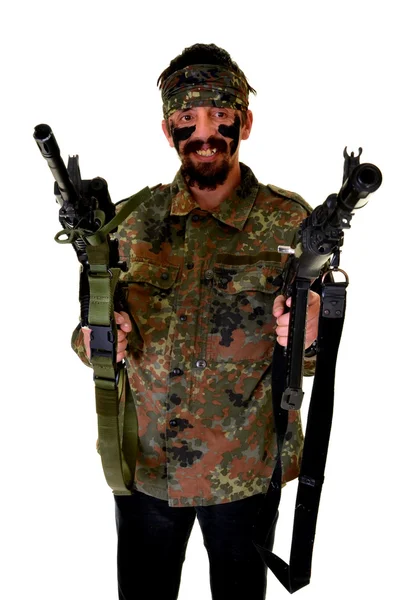 Wütender Soldat mit Waffe auf weißem Hintergrund — Stockfoto