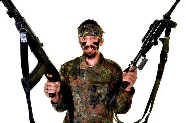 Soldat en colère tenant un pistolet sur fond blanc — Photo