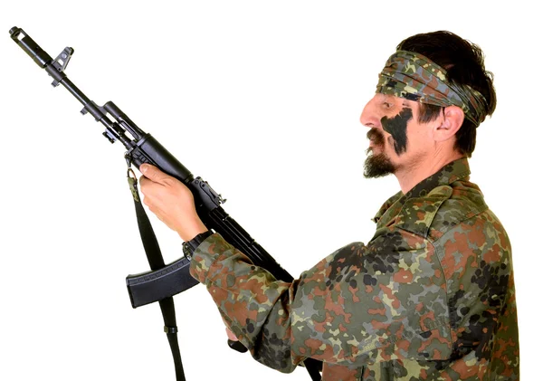 Soldado enojado sosteniendo pistola sobre fondo blanco — Foto de Stock