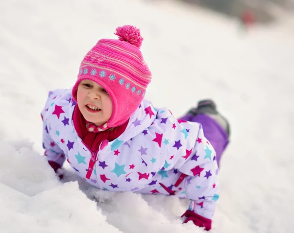 Portrait de fille heureuse en hiver amusant, neige, traîneau familial — Photo