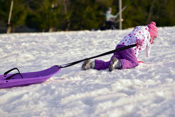 Porträt eines glücklichen Mädchens im Winterspaß, Schnee, Familienrodeln — Stockfoto