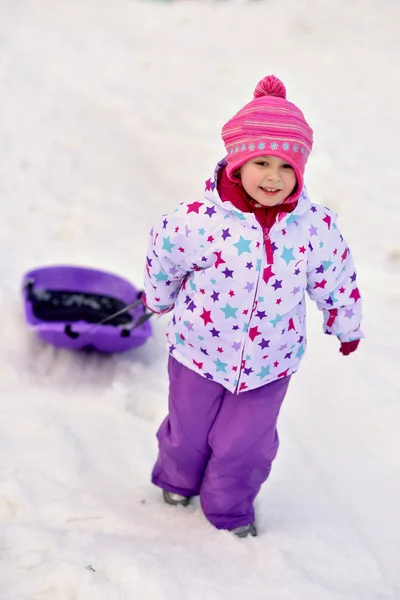 Porträtt av glad tjej i vinter kul, snö, familj kälkåkning — Stockfoto