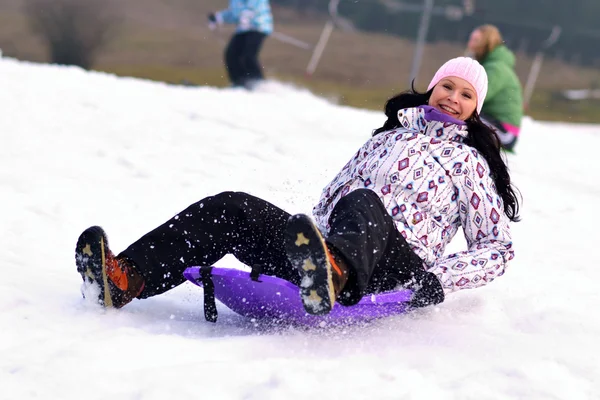 Rodelen, winter fun, sneeuw, familie rodelen — Stockfoto