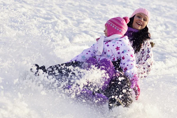 Slittino, divertimento invernale, neve, slittino per famiglie — Foto Stock