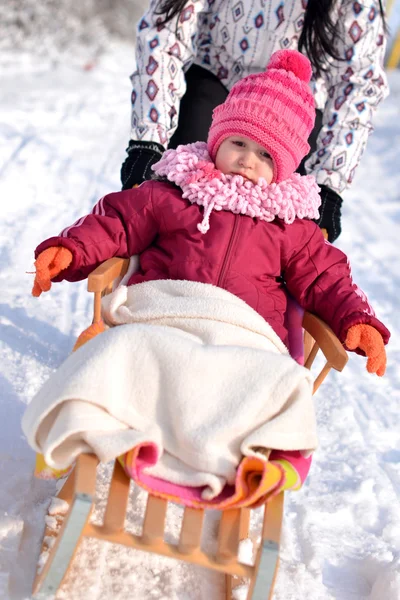 Mother and daughter sledging, nice winter scene — Stock Photo, Image