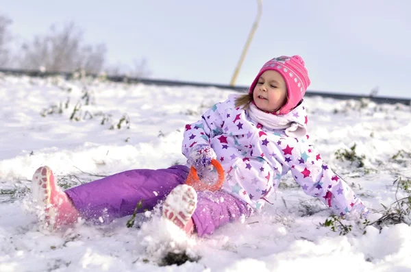 Portret van gelukkig meisje in winter rodelen — Stockfoto