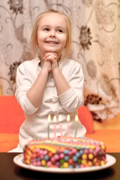 Menina bonito e bolo de aniversário — Fotografia de Stock