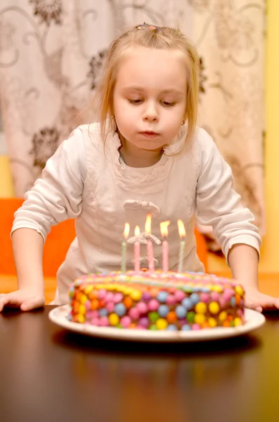 Menina bonito e bolo de aniversário — Fotografia de Stock