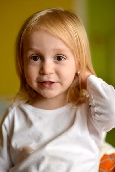 Pretty little girl — Stock Photo, Image