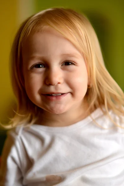 Hübsches kleines Mädchen — Stockfoto