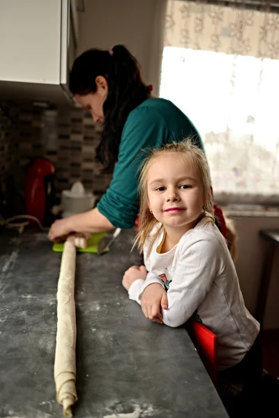 Menina assar biscoitos — Fotografia de Stock