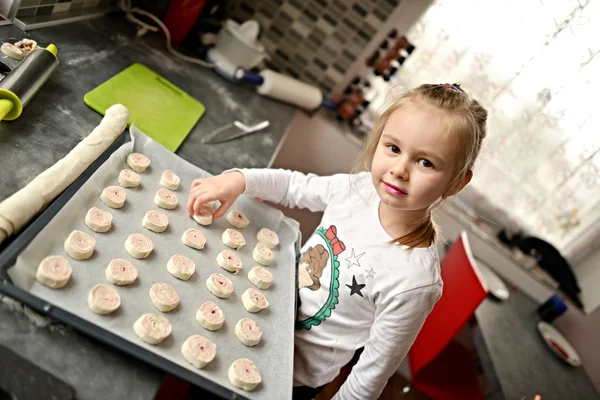 Menina assar biscoitos — Fotografia de Stock