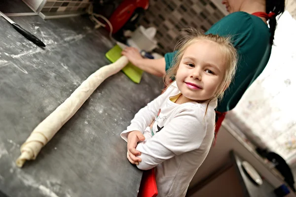 Дівчина випічки печива — стокове фото