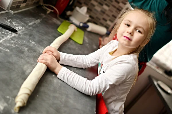 Meisje bakken cookies — Stockfoto