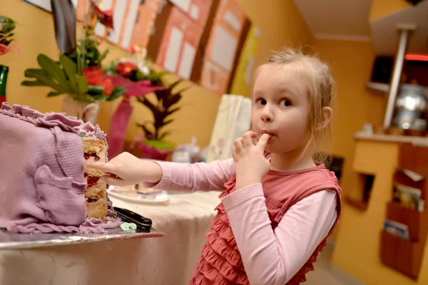 Mignonne petite fille manger gâteau — Photo