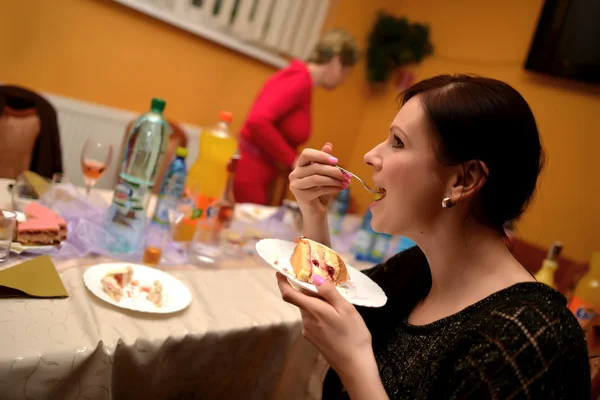 Femme mangeant tarte — Photo