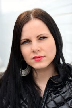 Esmer, uzun saçlı.