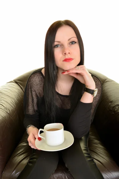 Femme tenant une tasse de thé ou de café — Photo